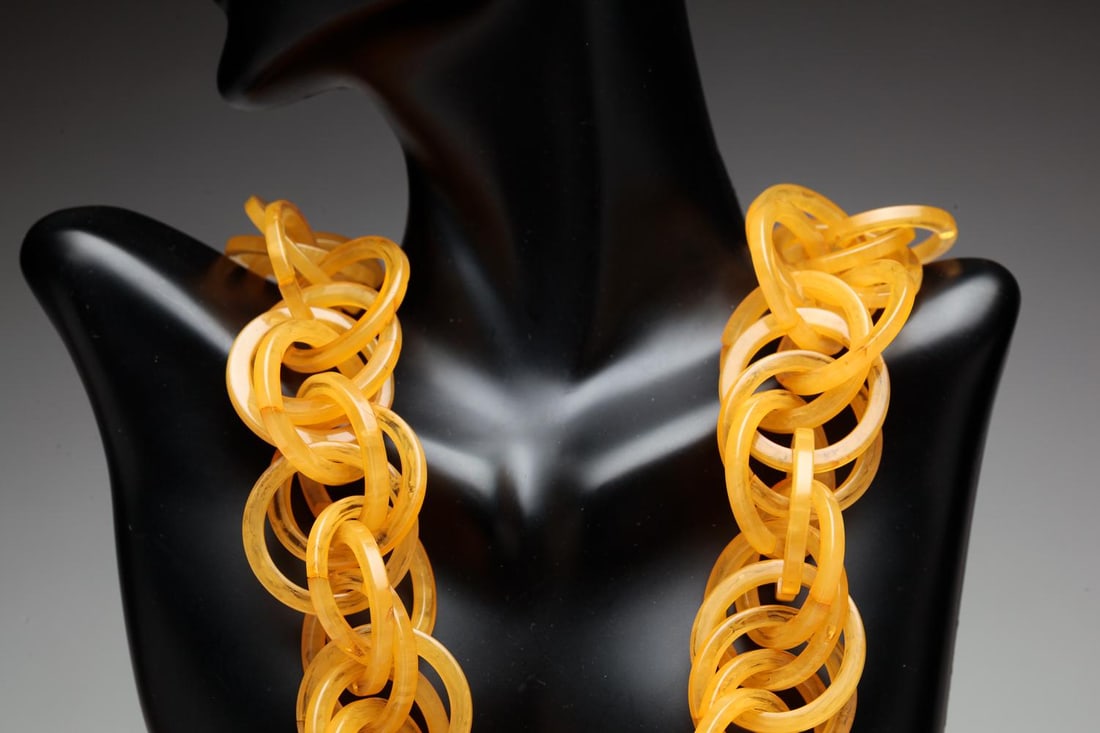 MID-CENTURY MOSTLY BAKELITE NECKLACES. (1 of 5)