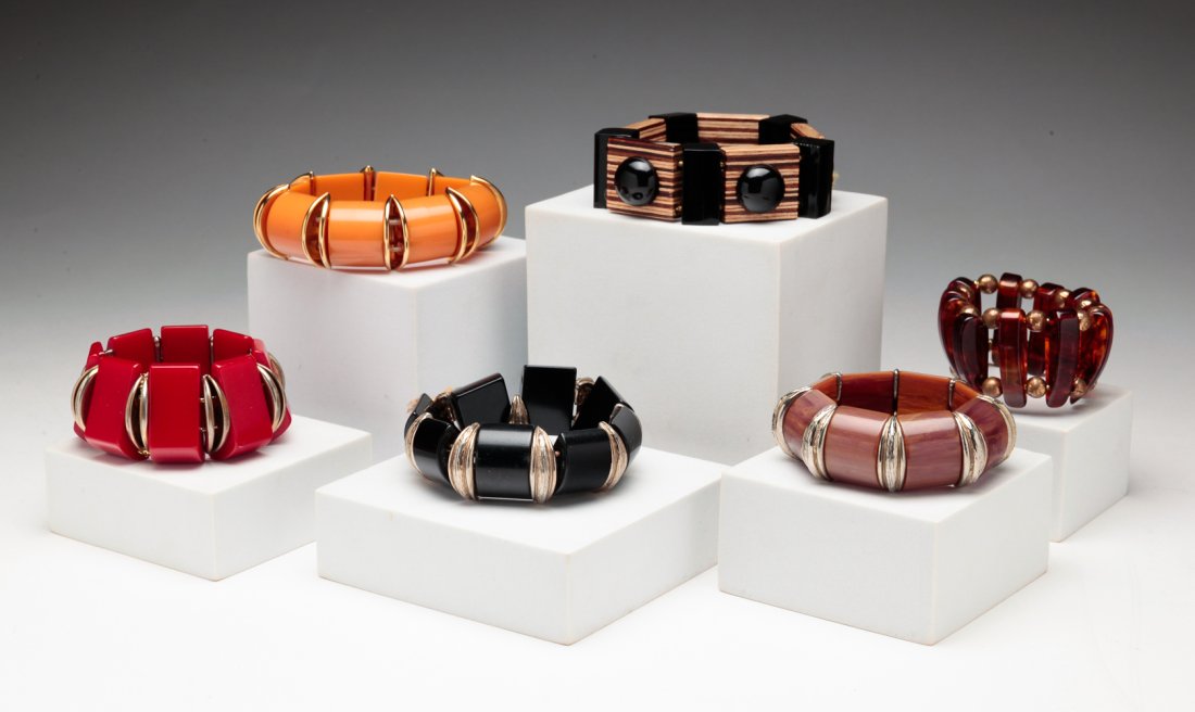 GROUP OF SIX BAKELITE STRETCH BRACELETS. (1 of 4)