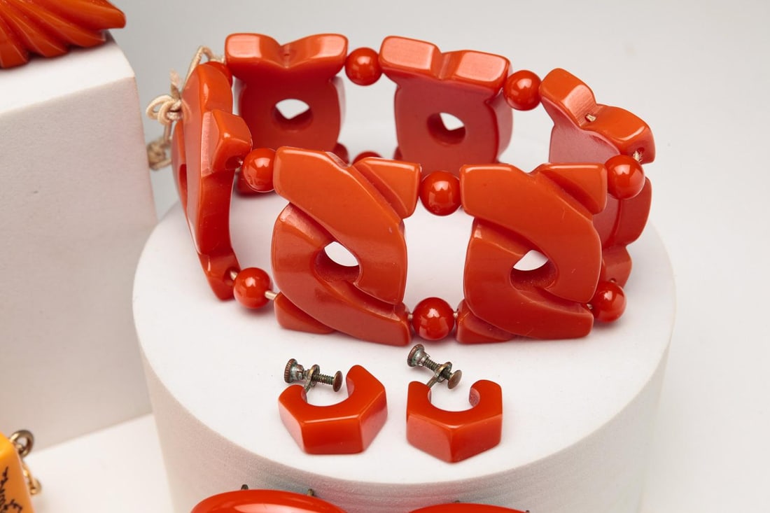 BAKELITE JEWELRY INCLUDING MAHJONG NECKLACE. (1 of 4)