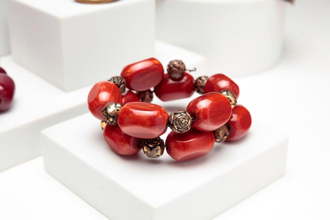 GROUP MID-CENTURY BAKELITE AND RESIN JEWELRY. (1 of 6)