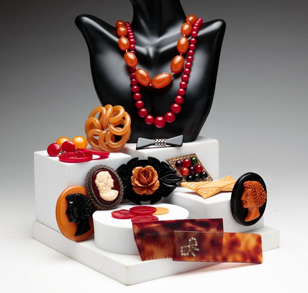 GROUP OF MOSTLY VINTAGE BAKELITE JEWELRY. (1 of 7)