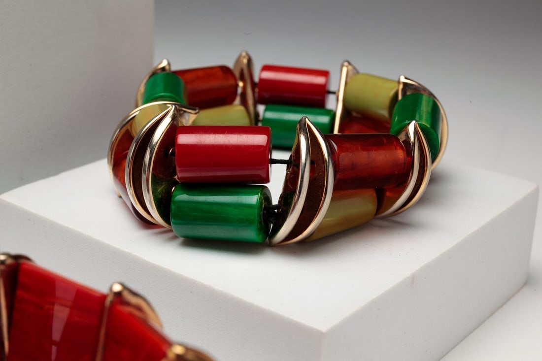 GROUP OF FIVE BAKELITE STRETCH BRACELETS. (1 of 3)