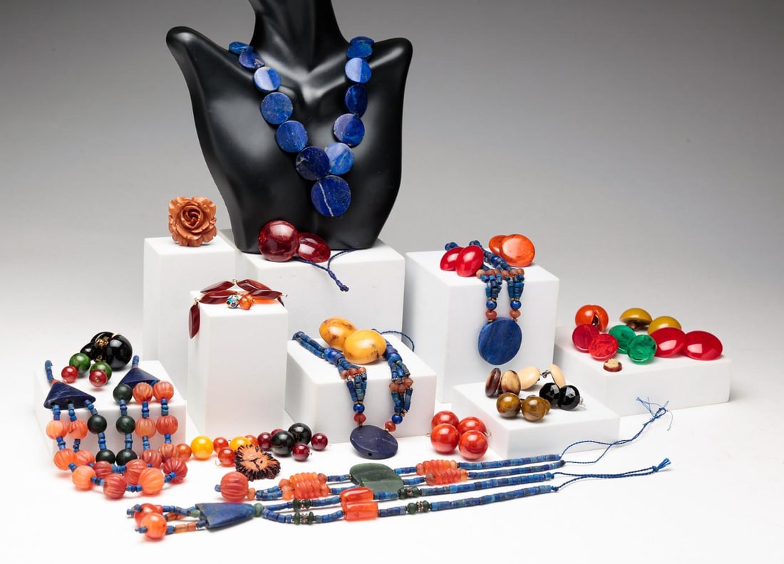 GROUP OF BAKELITE, STONE & OTHER JEWELRY. (1 of 5)