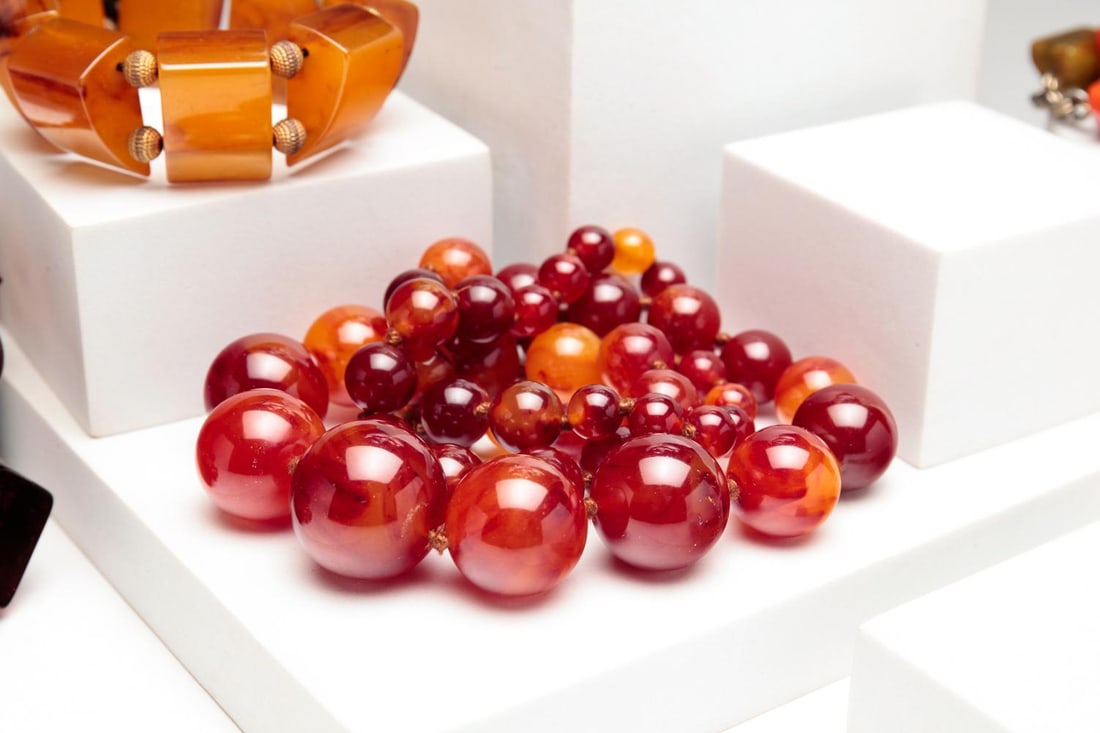 VINTAGE BAKELITE NECKLACES AND BRACELET. (1 of 4)