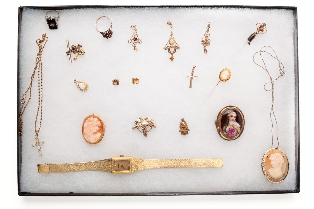 COLLECTION OF VINTAGE JEWELRY - MOSTLY GOLD. (1 of 9)