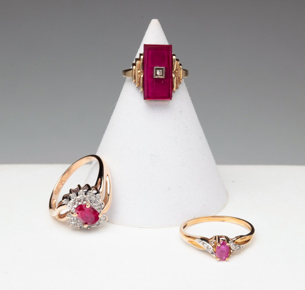 THREE YELLOW GOLD GEM-SET RINGS. (1 of 3)