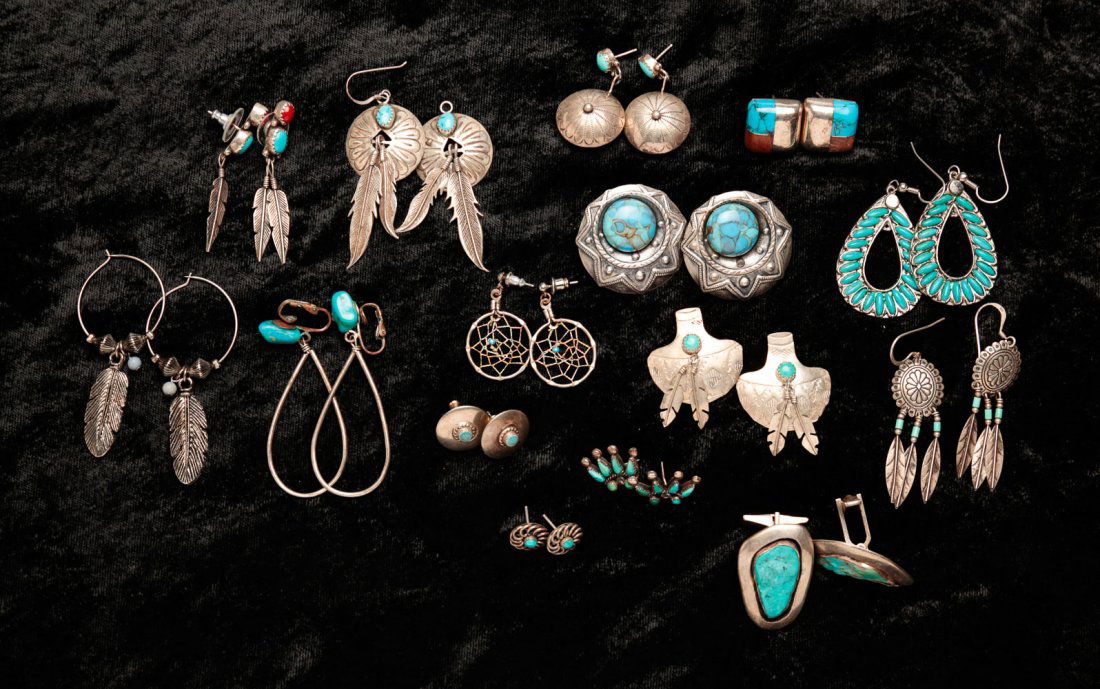 VINTAGE SOUTHWESTERN STYLE SILVER EARRINGS. (1 of 3)