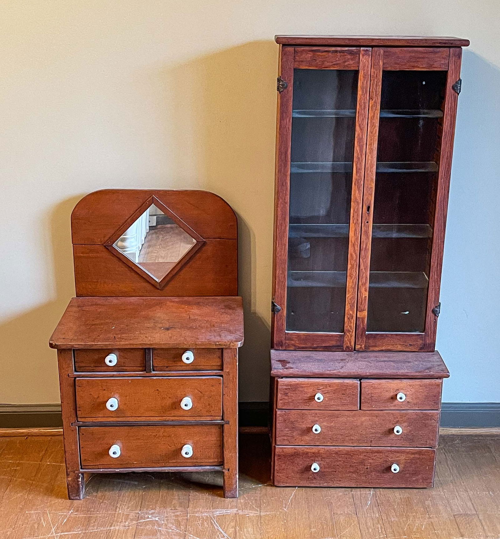 DOLL SIZE DRESSER AND CUPBOARD. (1 of 5)