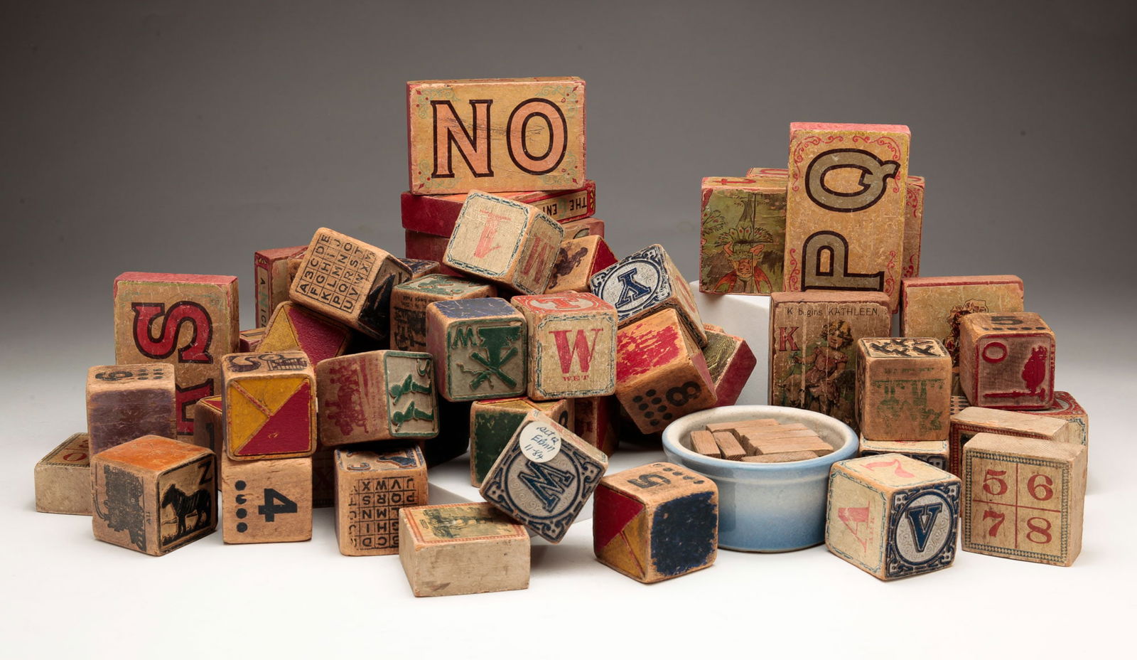 LARGE GROUP OF CHILDREN'S BLOCKS. (1 of 3)