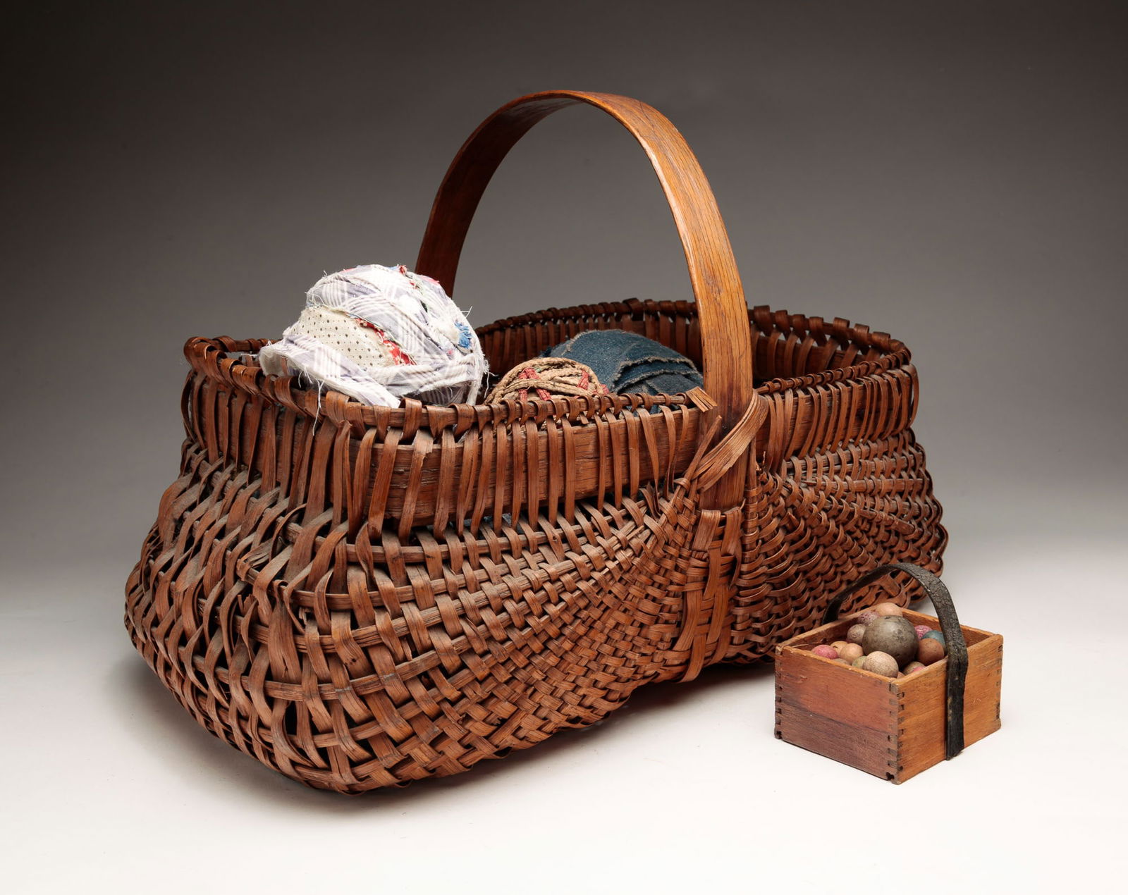 A BASKET OF RAG RUG BALLS AND A BOX OF CLAY MARBLES. (1 of 4)