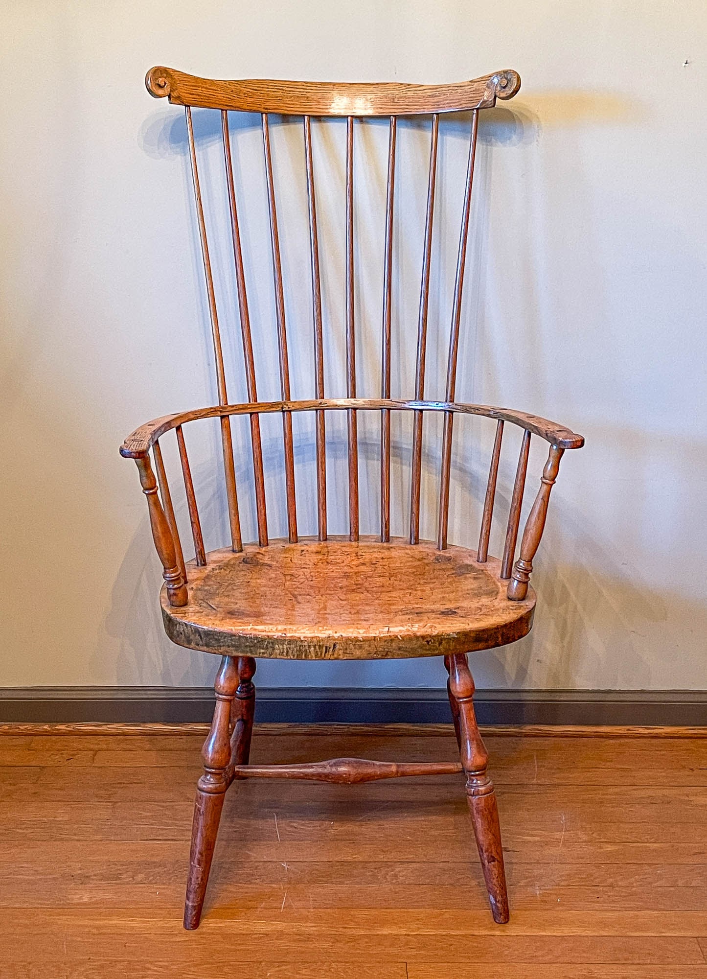 FANBACK WINDSOR ARM CHAIR. (1 of 4)