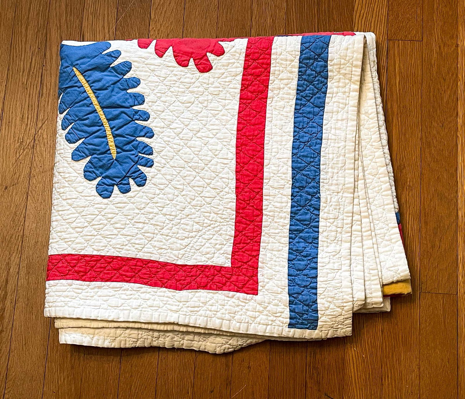 APPLIQUE QUILT. (1 of 3)