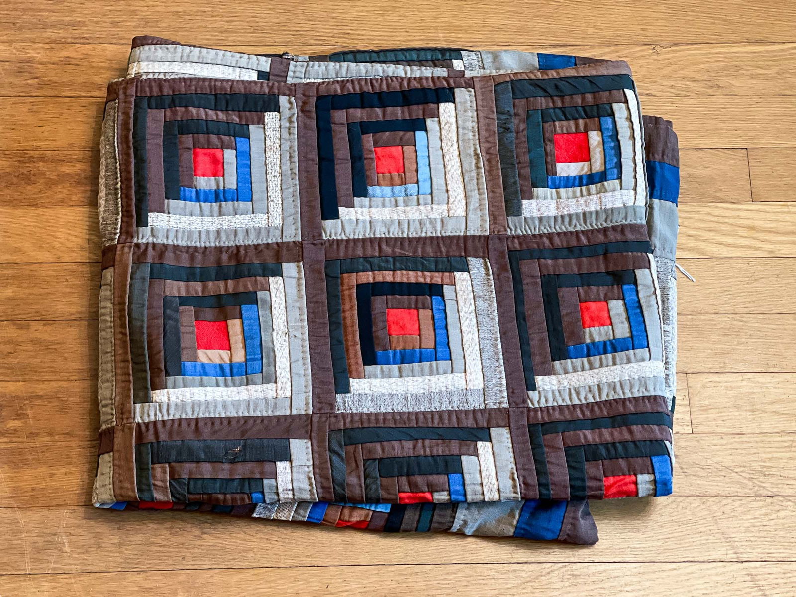 LOG CABIN QUILT. (1 of 4)