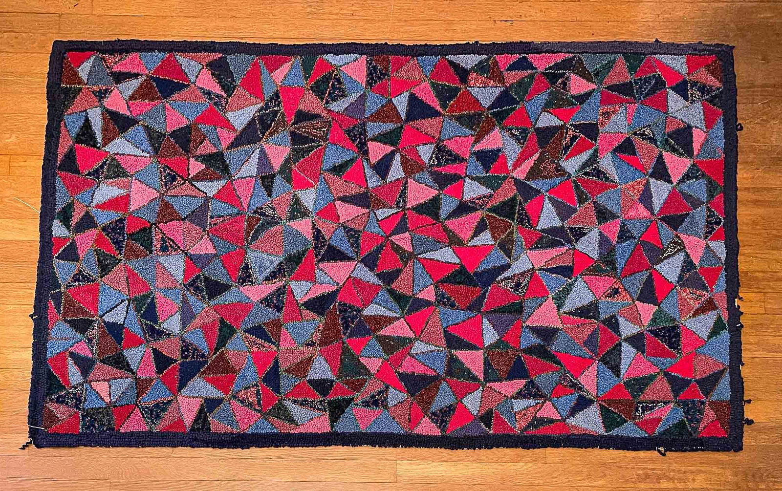 HOOKED AREA RUG. (1 of 3)