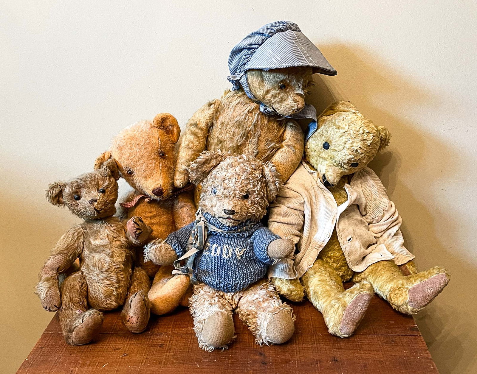FIVE JOINTED TEDDY BEARS. (1 of 4)