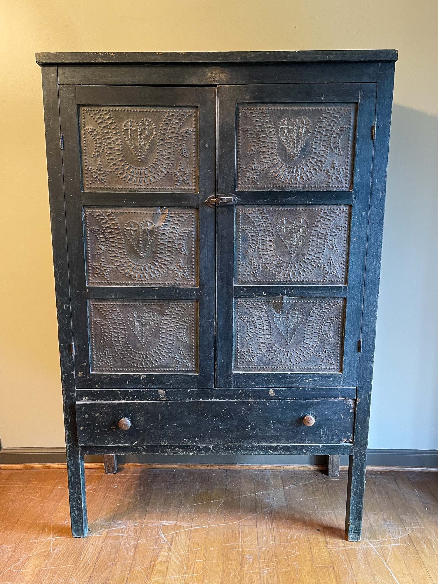 COUNTRY PAINTED PIESAFE. (1 of 8)