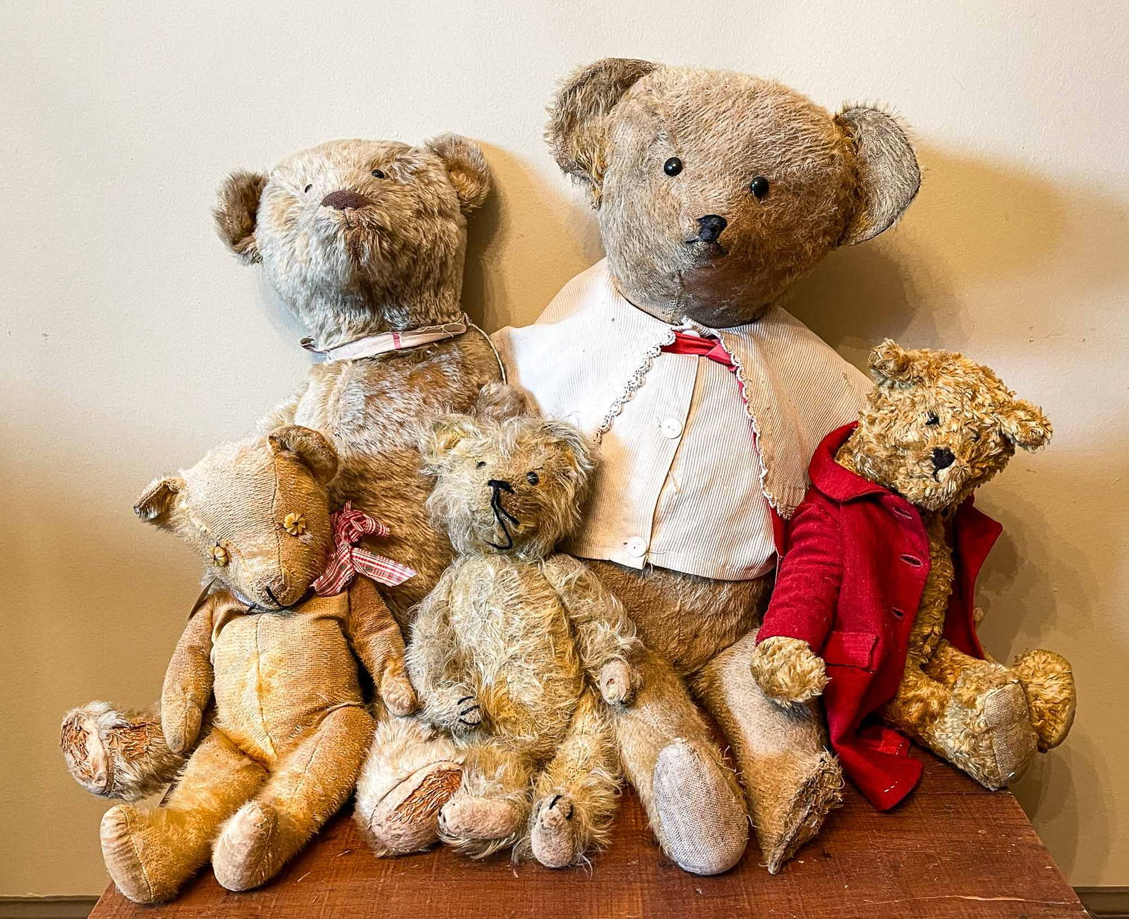 FIVE JOINTED TEDDY BEARS. (1 of 3)