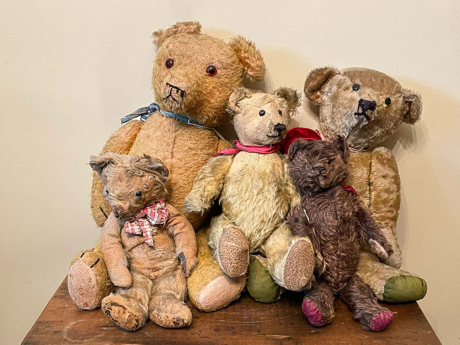 FIVE TEDDY BEARS. (1 of 3)