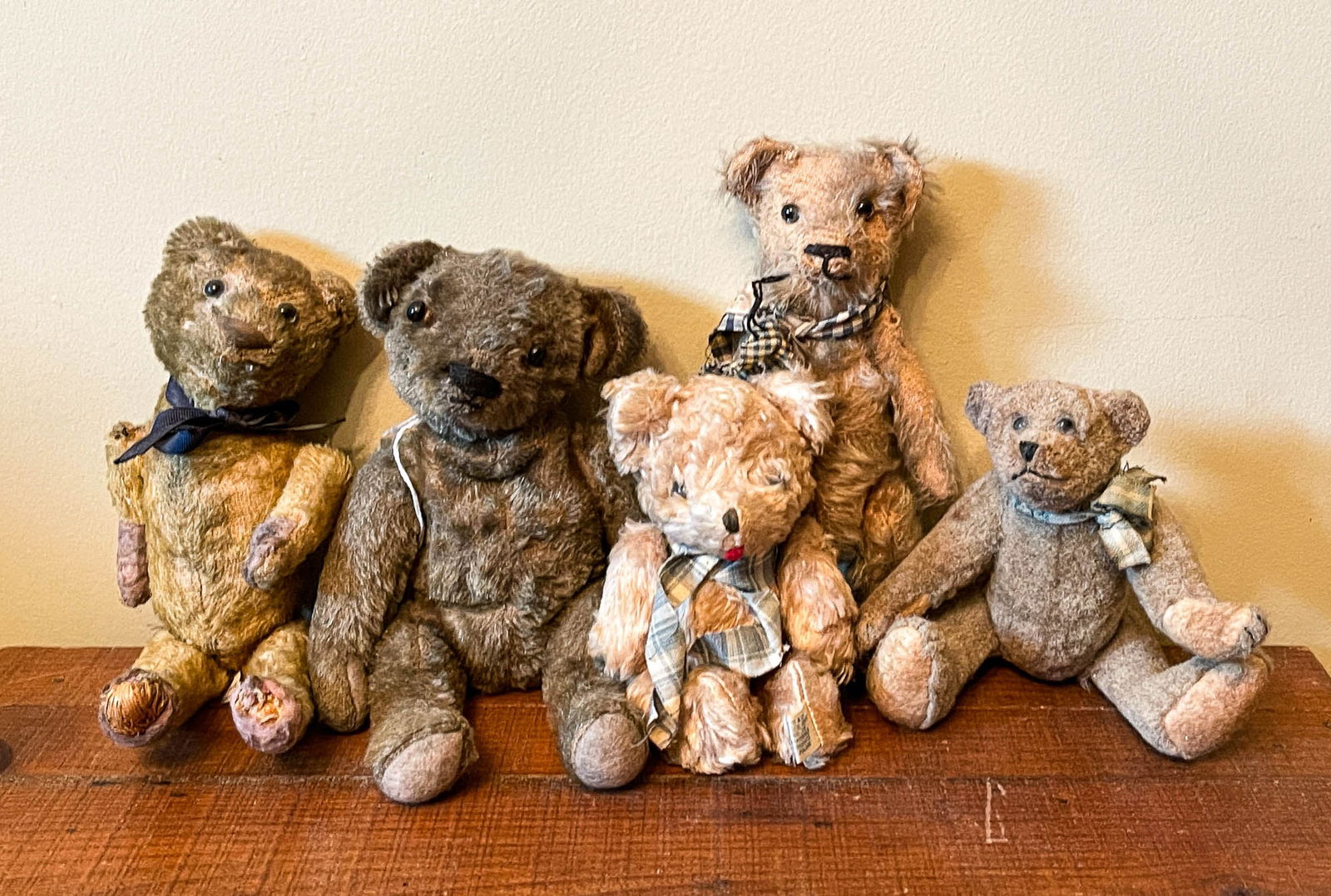 FIVE JOINTED TEDDY BEARS. (1 of 1)