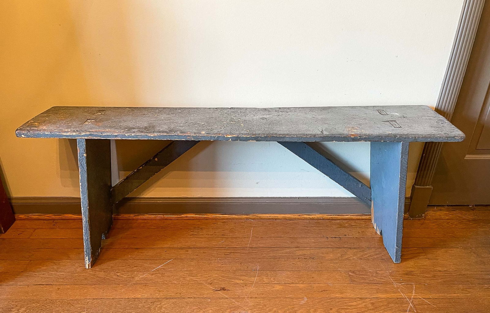 COUNTRY PAINTED BENCH. (1 of 2)