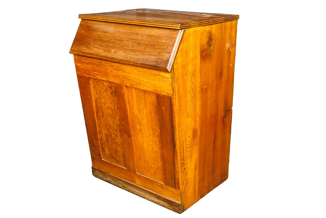 PRIMITIVE STORAGE BIN. (1 of 7)