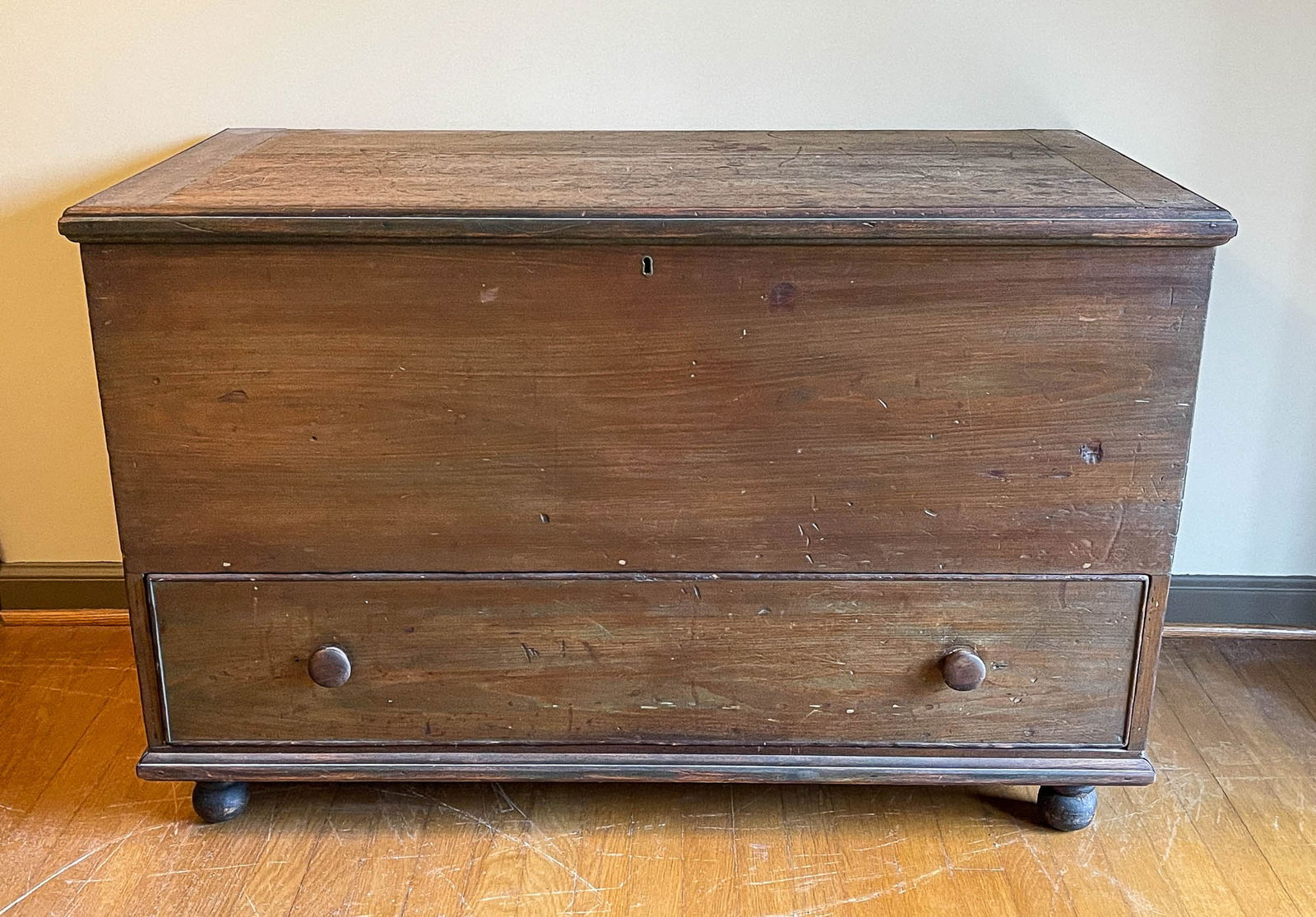 COUNTRY EMPIRE BLANKET CHEST. (1 of 4)