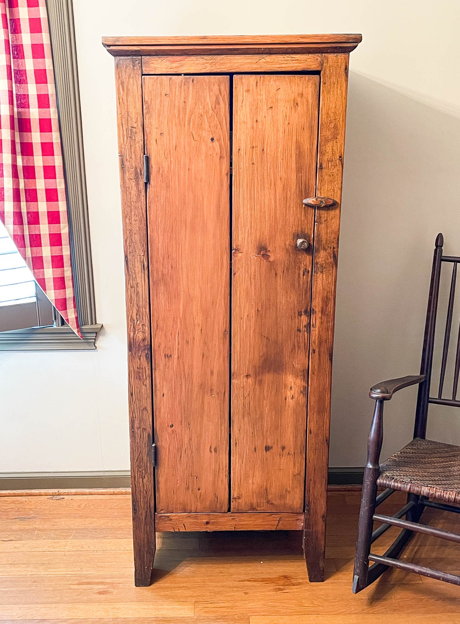 COUNTRY PRIMITIVE CUPBOARD. (1 of 4)