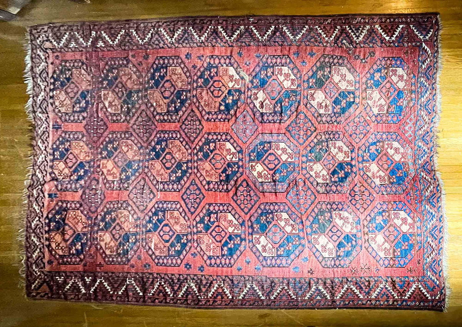 ORIENTAL ROOM SIZE RUG. (1 of 3)