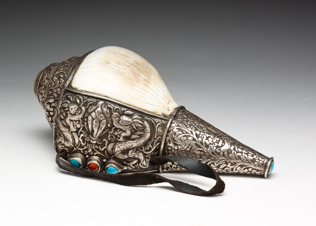 TIBETAN SILVER MOUNTED CONCH SHELL HORN. (1 of 7)