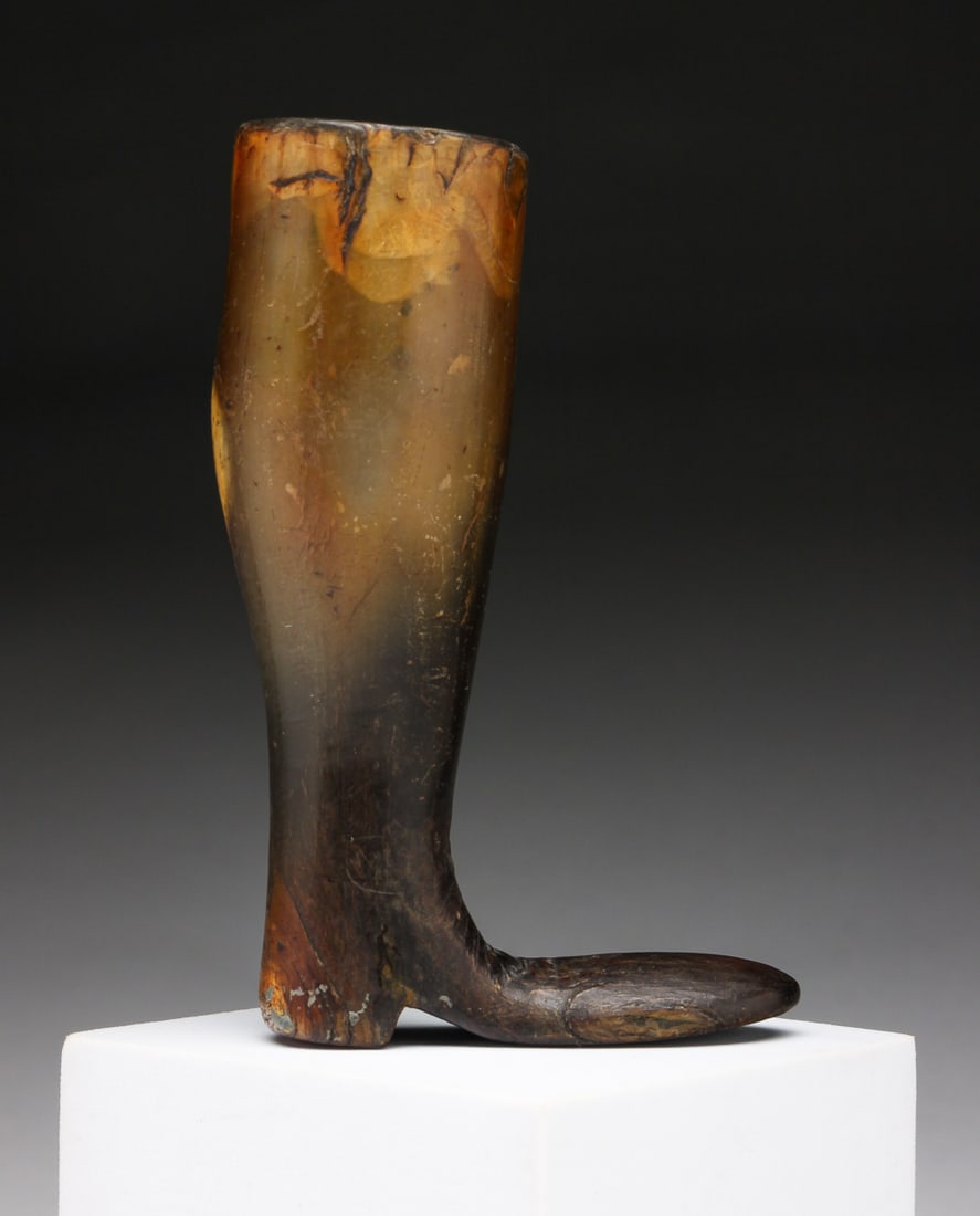 ENGLISH HORN BOOT SHAPED STIRRUP CUP.: England, second half 19th Century. Age splits. 4.5"h.