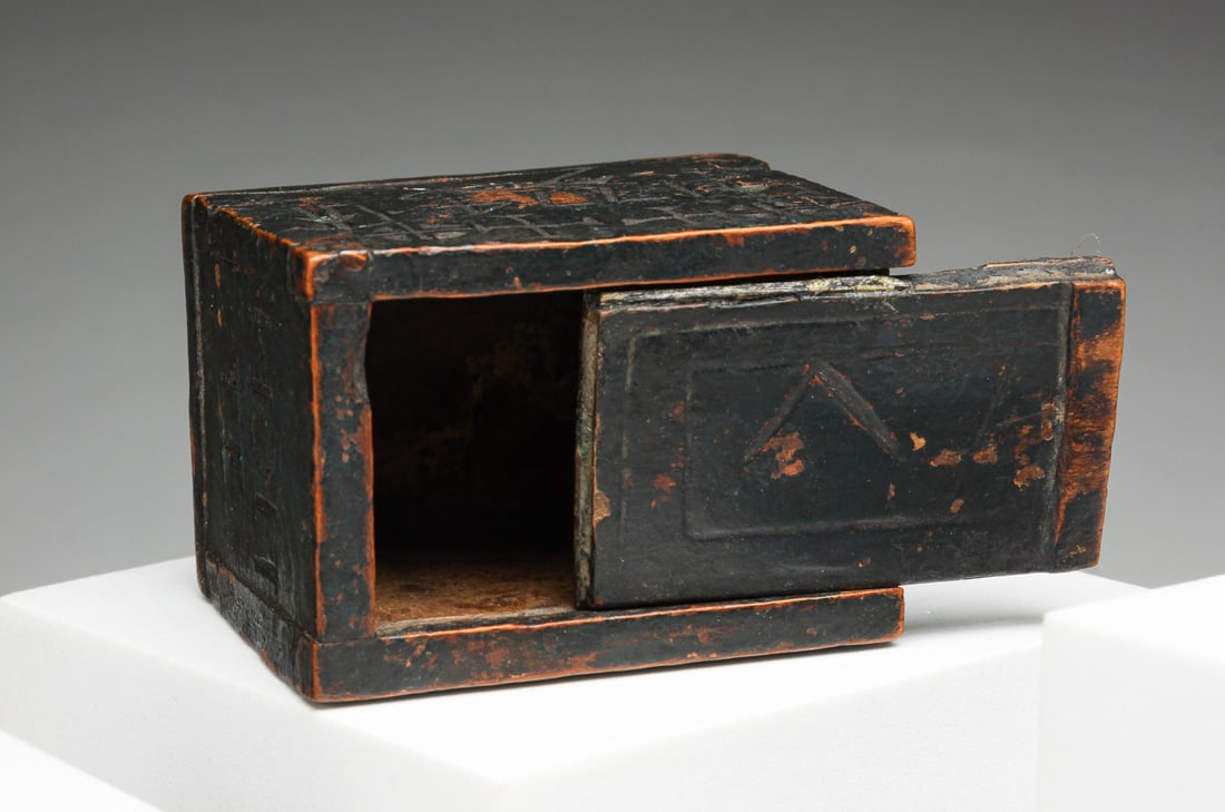 SMALL CARVED SLIDE LID BOX. (1 of 4)