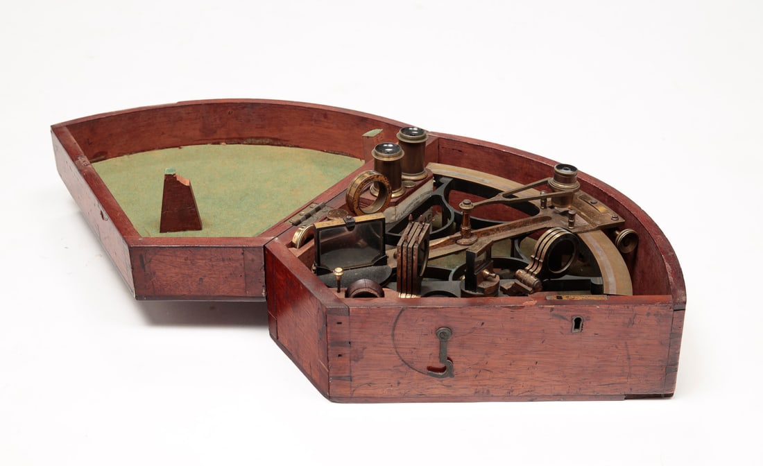 ENGLISH CASED SEXTANT. (1 of 7)