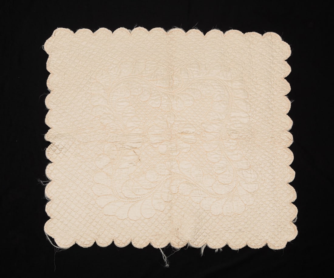 SATIN "PRINCESS FEATHER" CRIB QUILT. (1 of 3)