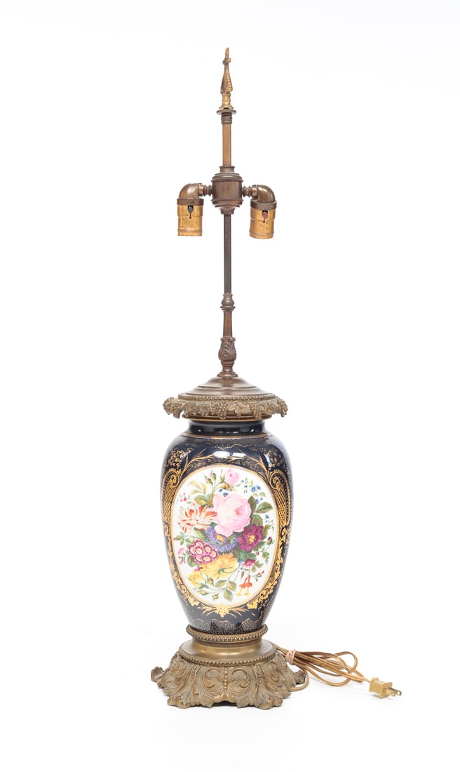 PORCELAIN TABLE LAMP. (1 of 6)