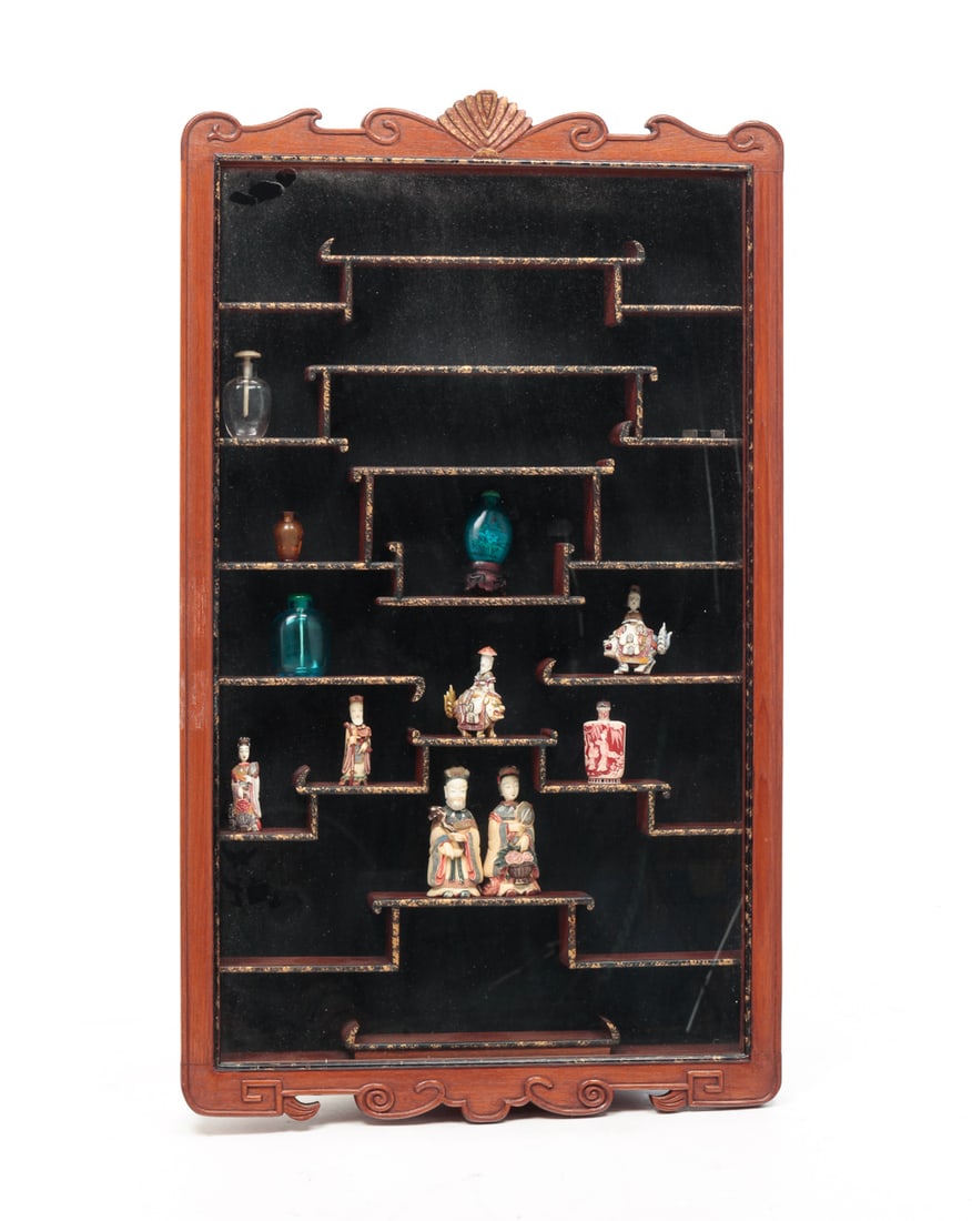 WALL HANGING DISPLAY CASE AND SNUFF BOTTLES. (1 of 7)