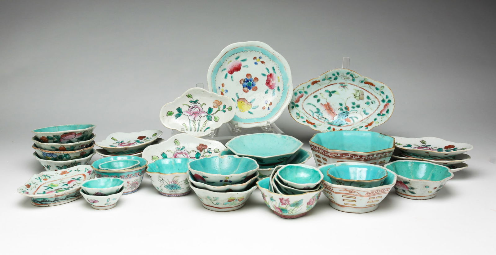 LARGE GROUP OF PORCELAIN DISHES. (1 of 7)