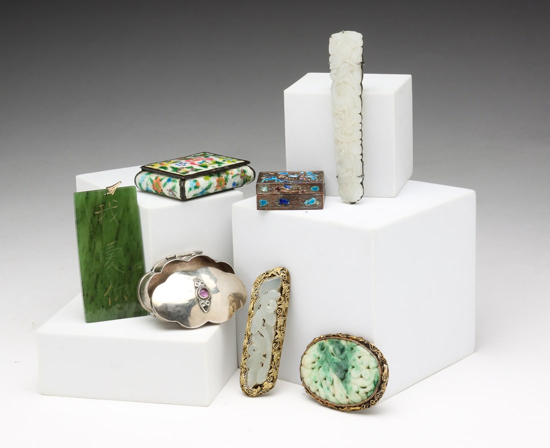GROUP OF BOXES, PENDANTS AND BROOCHES. (1 of 6)