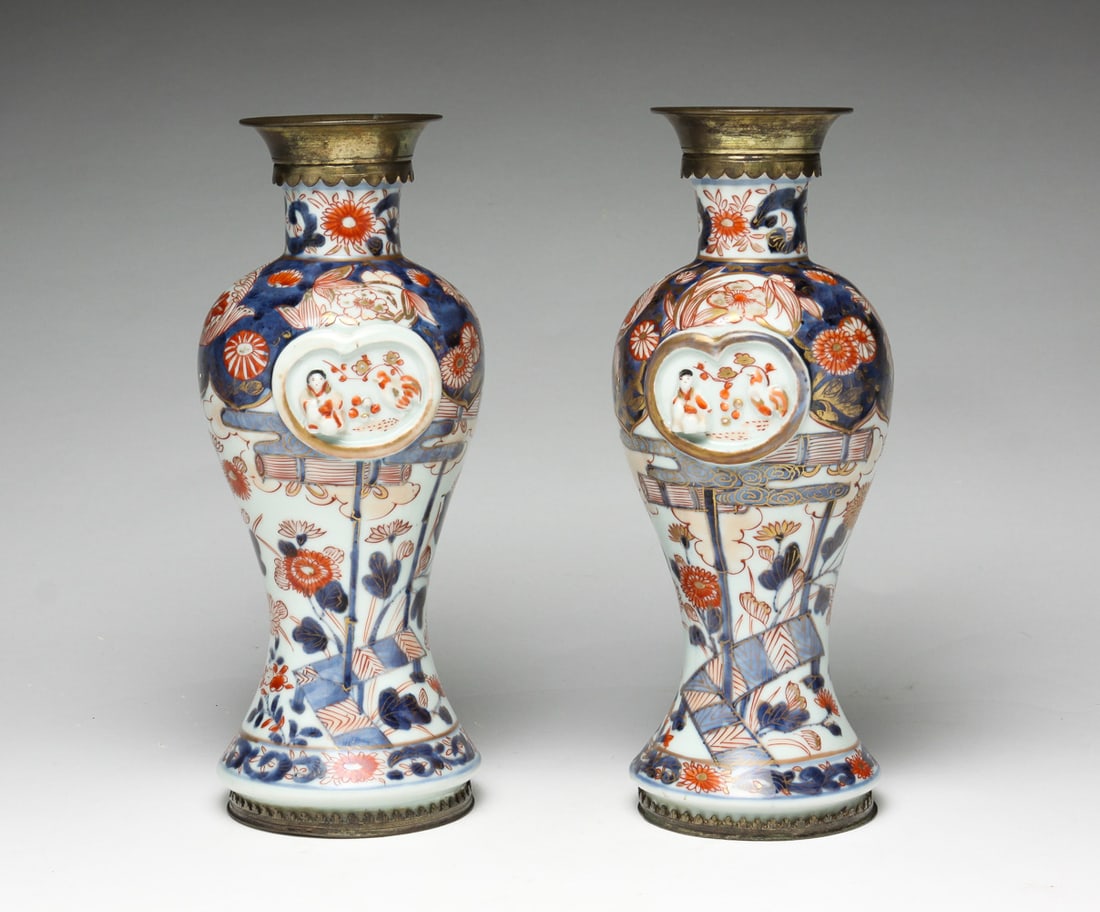 PAIR OF IMARI VASES. (1 of 7)