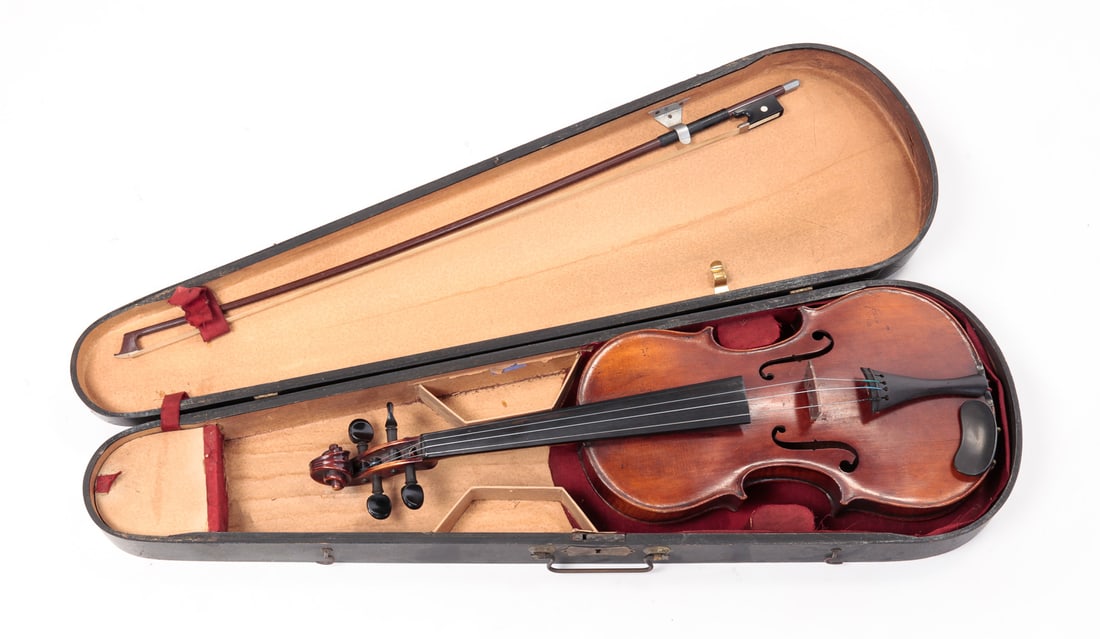 VIOLIN IN WOOD CASE. (1 of 5)