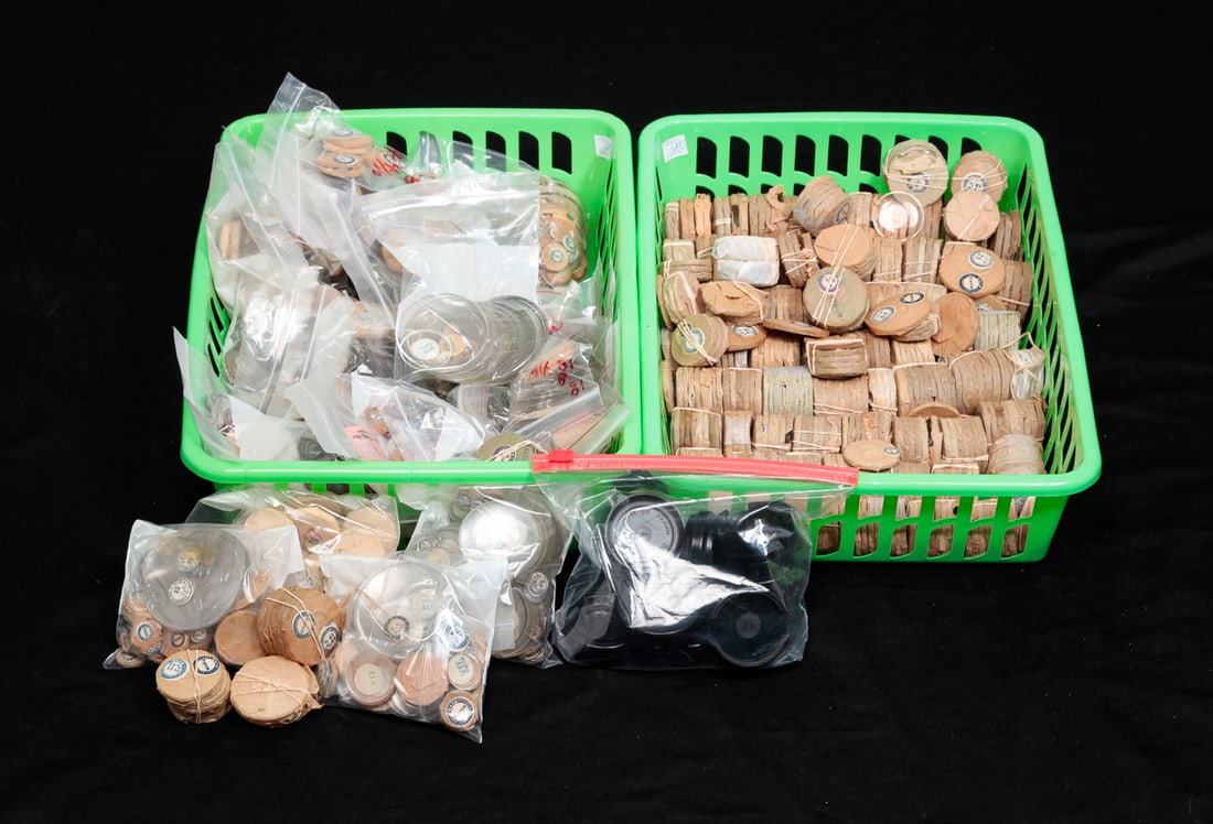 LARGE COLLECTION VINTAGE WATCH CRYSTALS. (1 of 2)