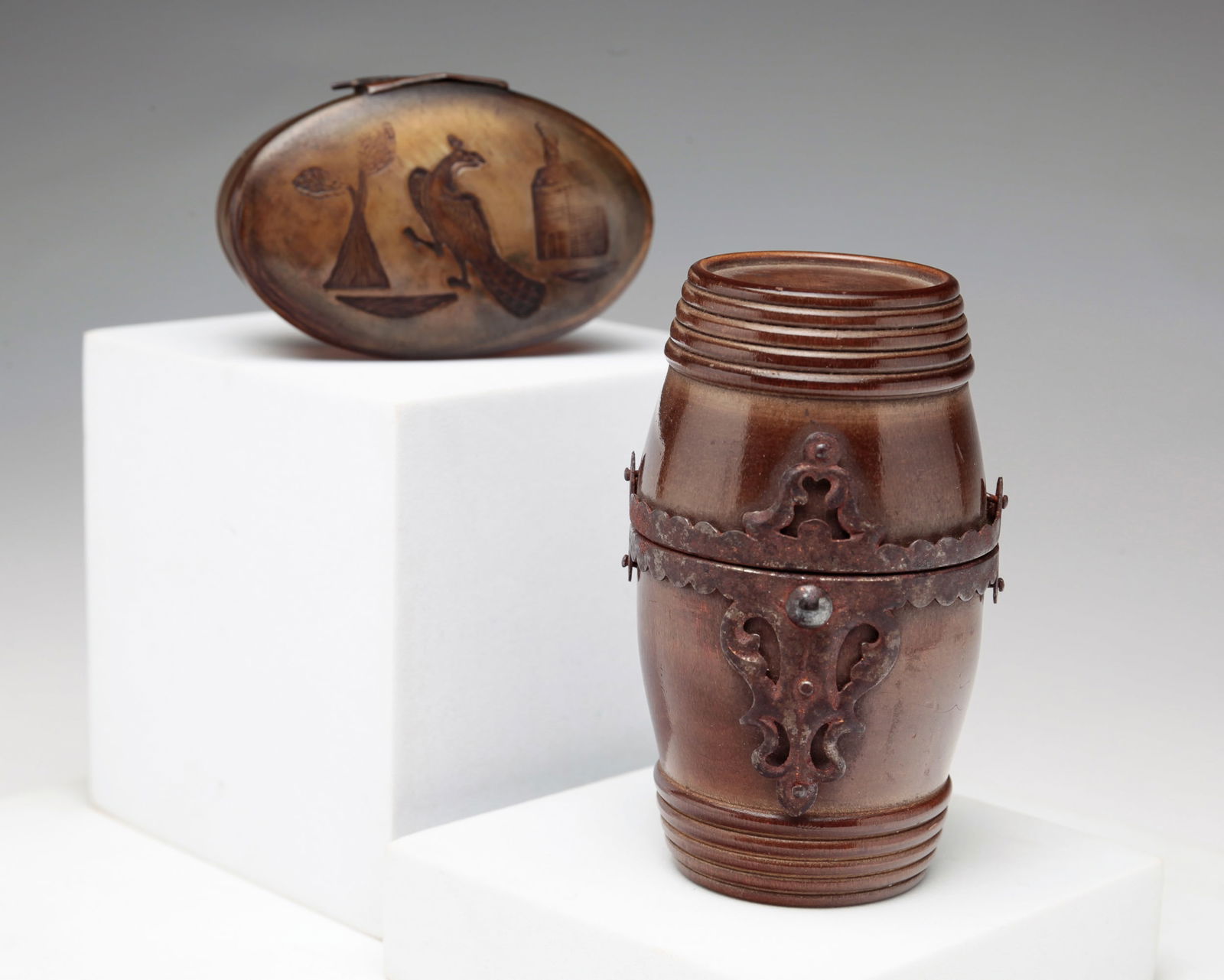 AMERICAN SEWING ETUI AND SNUFF BOX. (1 of 5)