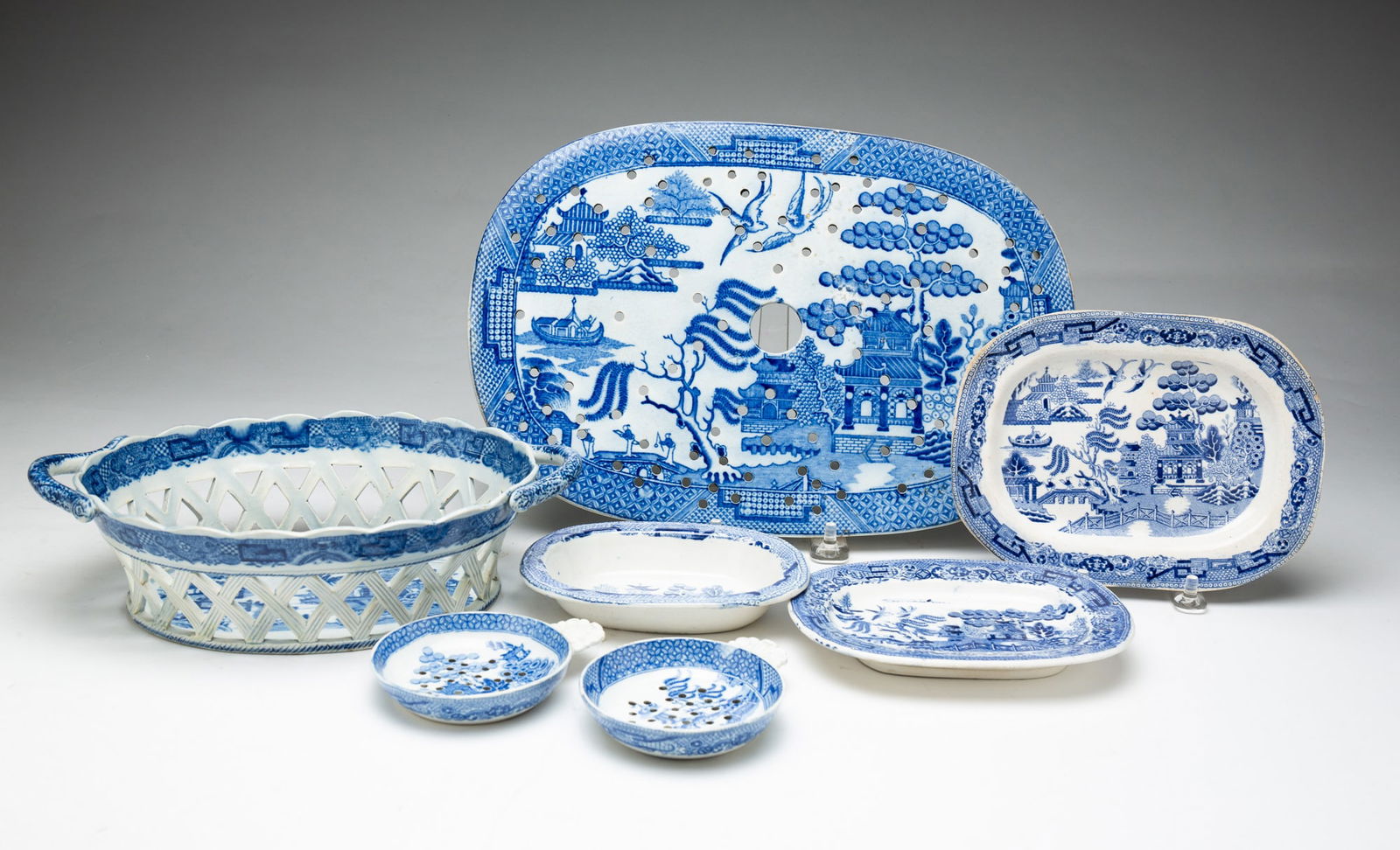 SEVEN STAFFORDSHIRE "BLUE WILLOW" PIECES. (1 of 7)