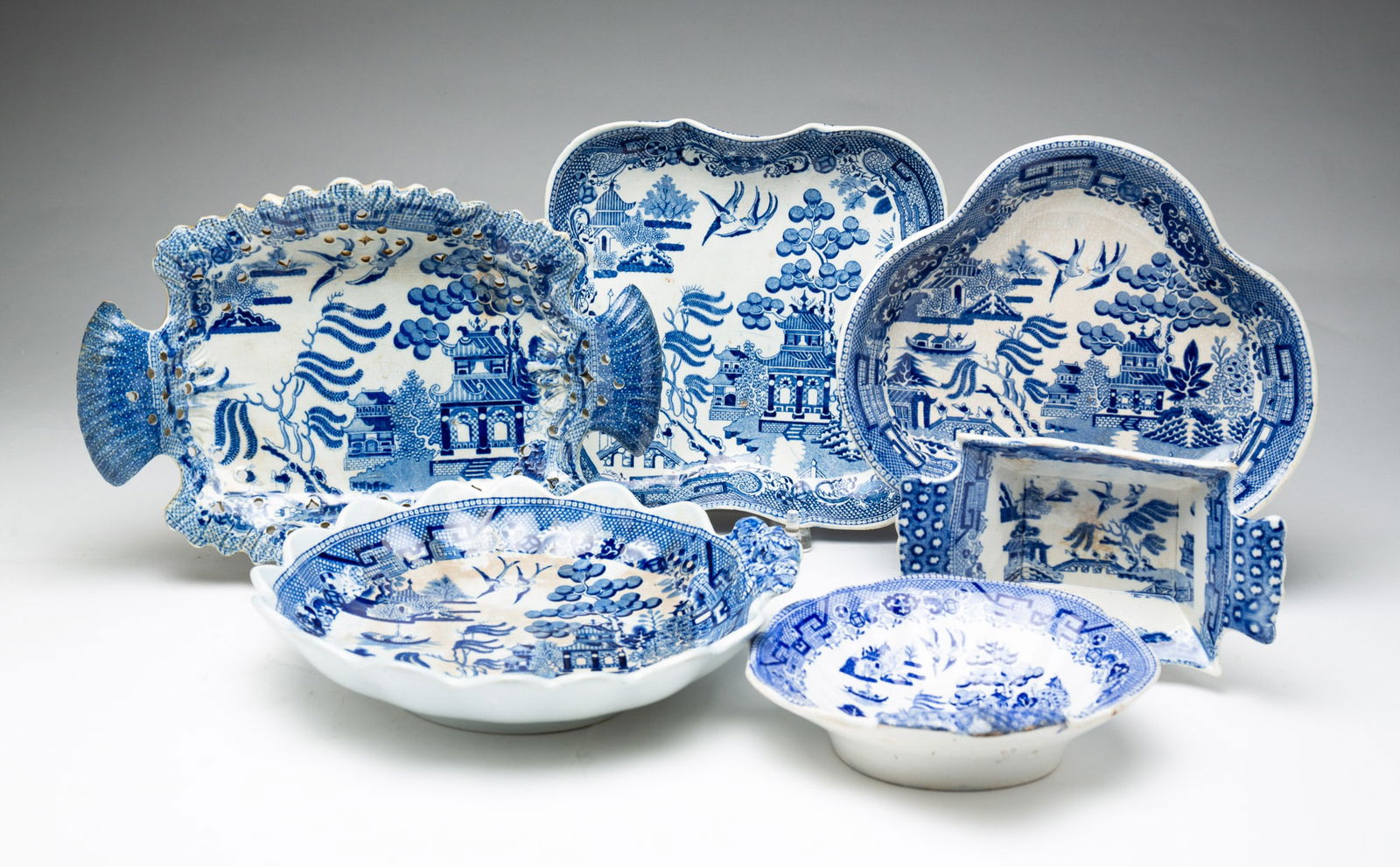 SIX STAFFORDSHIRE "BLUE WILLOW" SERVING PIECES. (1 of 8)