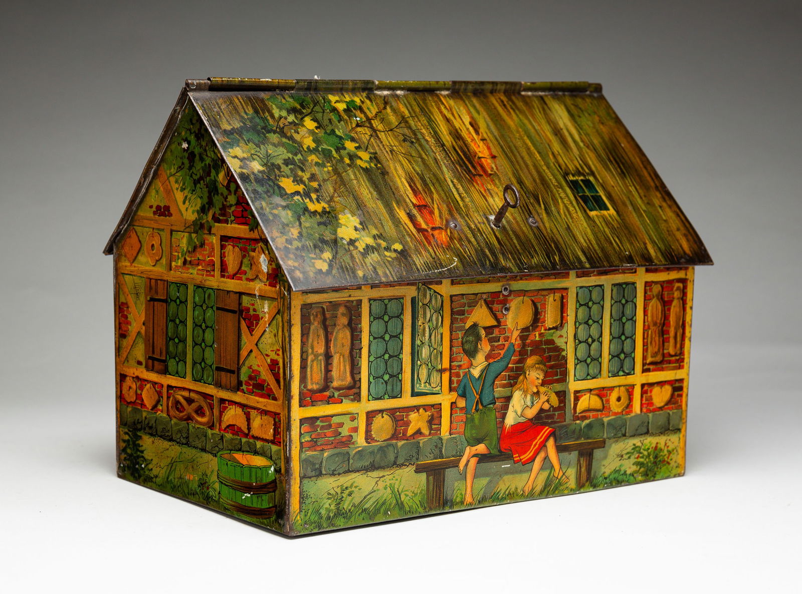 TIN LITHOGRAPH BISCUIT BOX. (1 of 7)