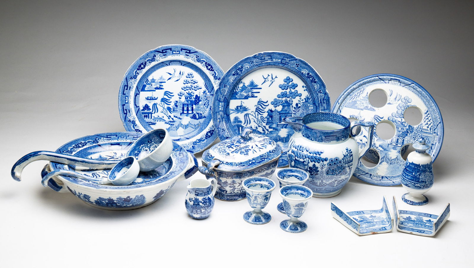 SELECTION OF UNMARKED "BLUE WILLOW" PATTERN CHINA. (1 of 7)