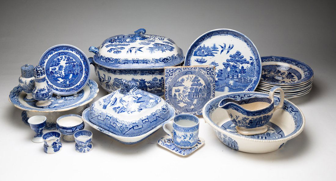 SELECTION OF "BLUE WILLOW" PATTERN CHINA. (1 of 9)