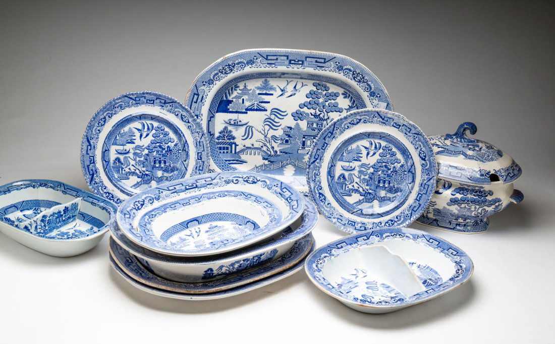 SELECTION OF "BLUE WILLOW" PATTERN CHINA. (1 of 5)
