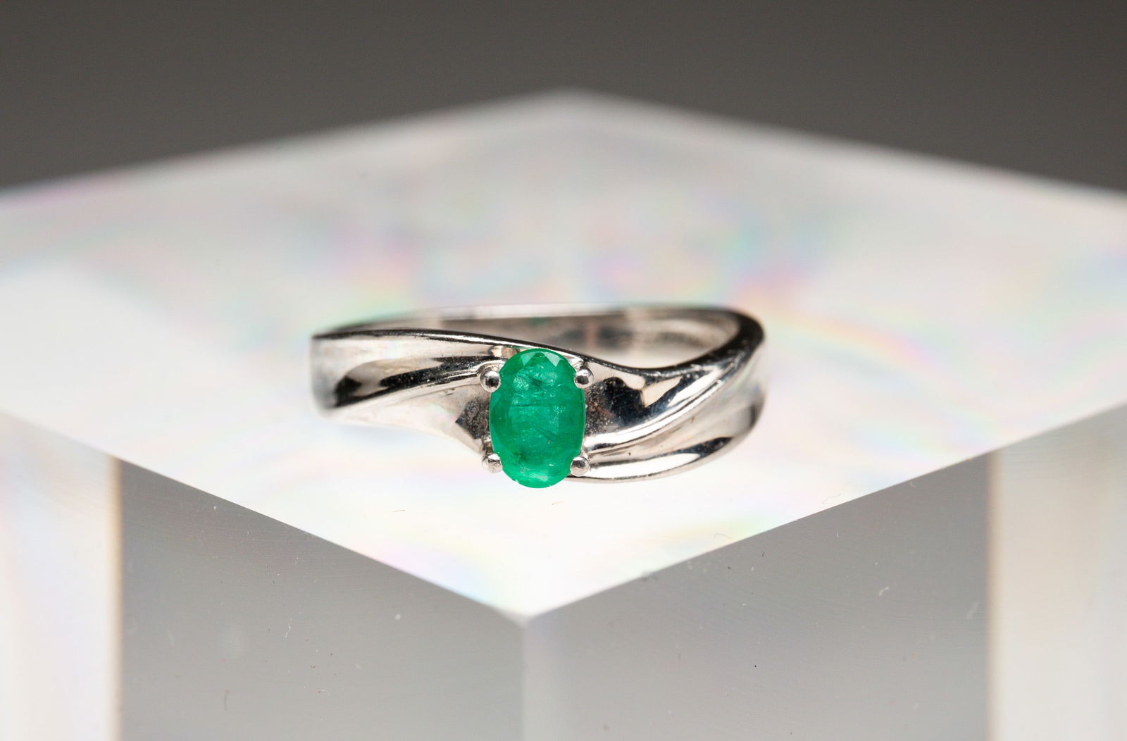 BIJOUX D'AMOUR PLATINUM AND EMERALD RING. (1 of 4)