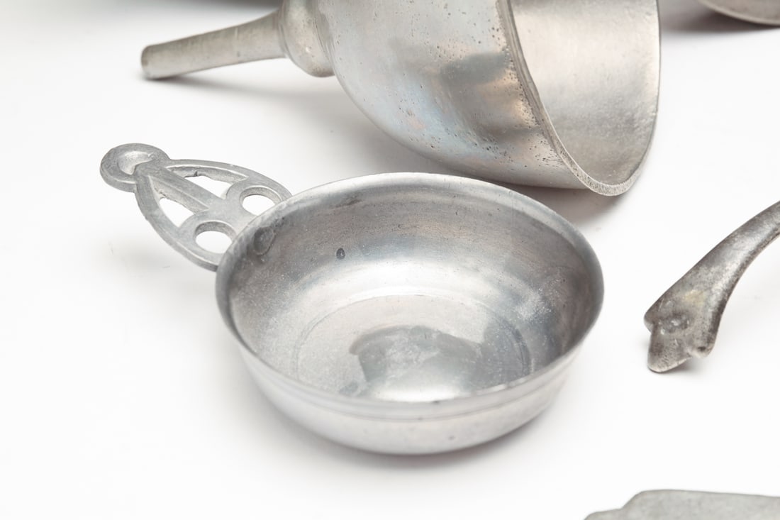 GROUP OF AMERICAN AND EUROPEAN PEWTER. (1 of 9)
