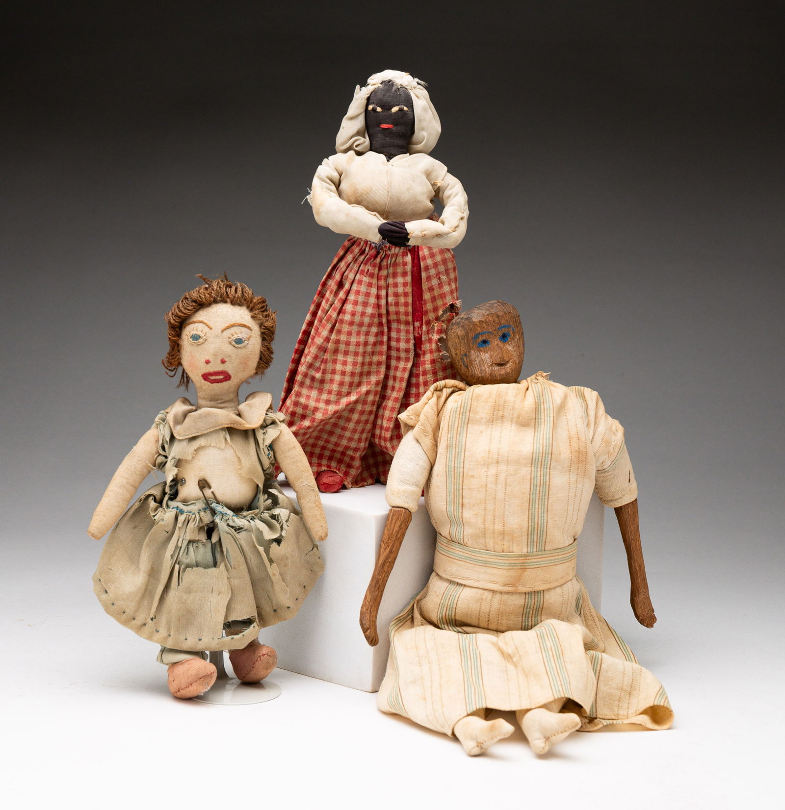 THREE FOLKSY DOLLS. (1 of 6)